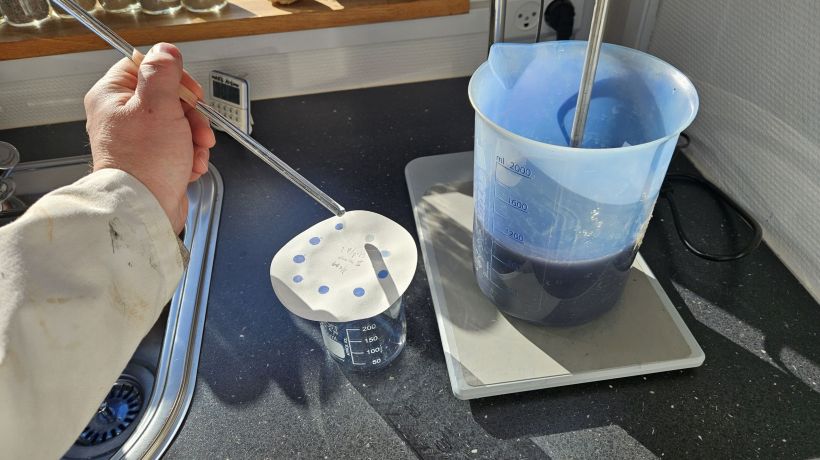 Geoteknisk laboratorieforsøg med methylenblåt til analyse af jordens lerindhold.